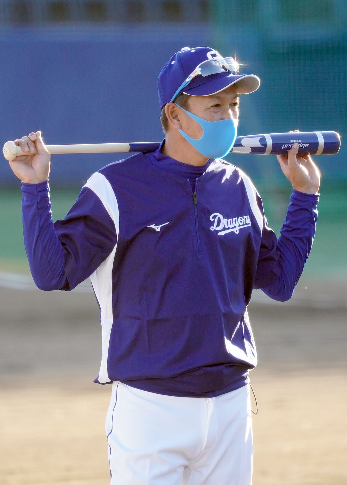 中日秋季キャンプ　練習を見つめる立浪監督（撮影・森本幸一）