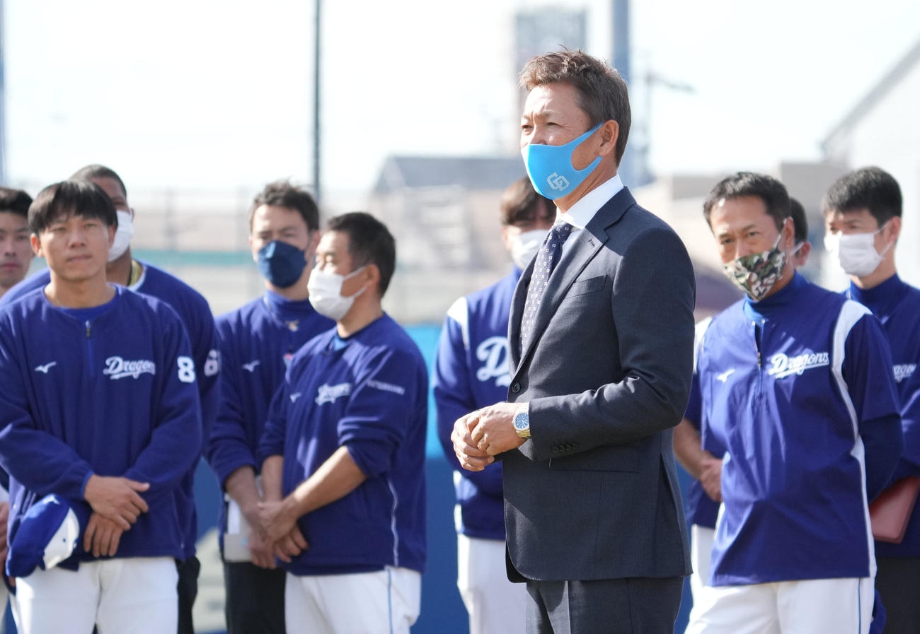 秋季練習初日、練習前にナインに話をする立浪監督（撮影・森本幸一）