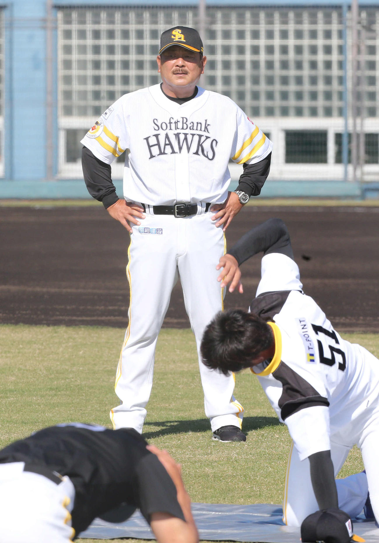 秋季キャンプ初日、ナインを見守る藤本監督（撮影・梅根麻紀）