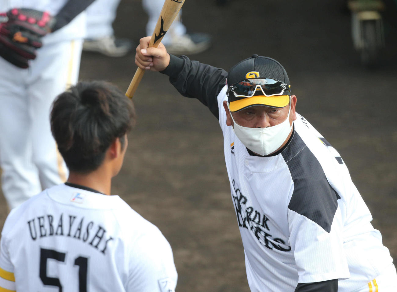 打撃練習中に上林（左）へアドバイスする藤本監督（撮影・梅根麻紀）