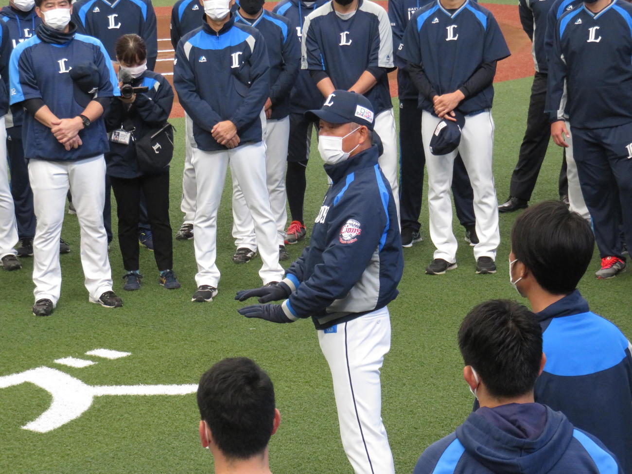 秋季練習初日、訓示をする西武辻監督