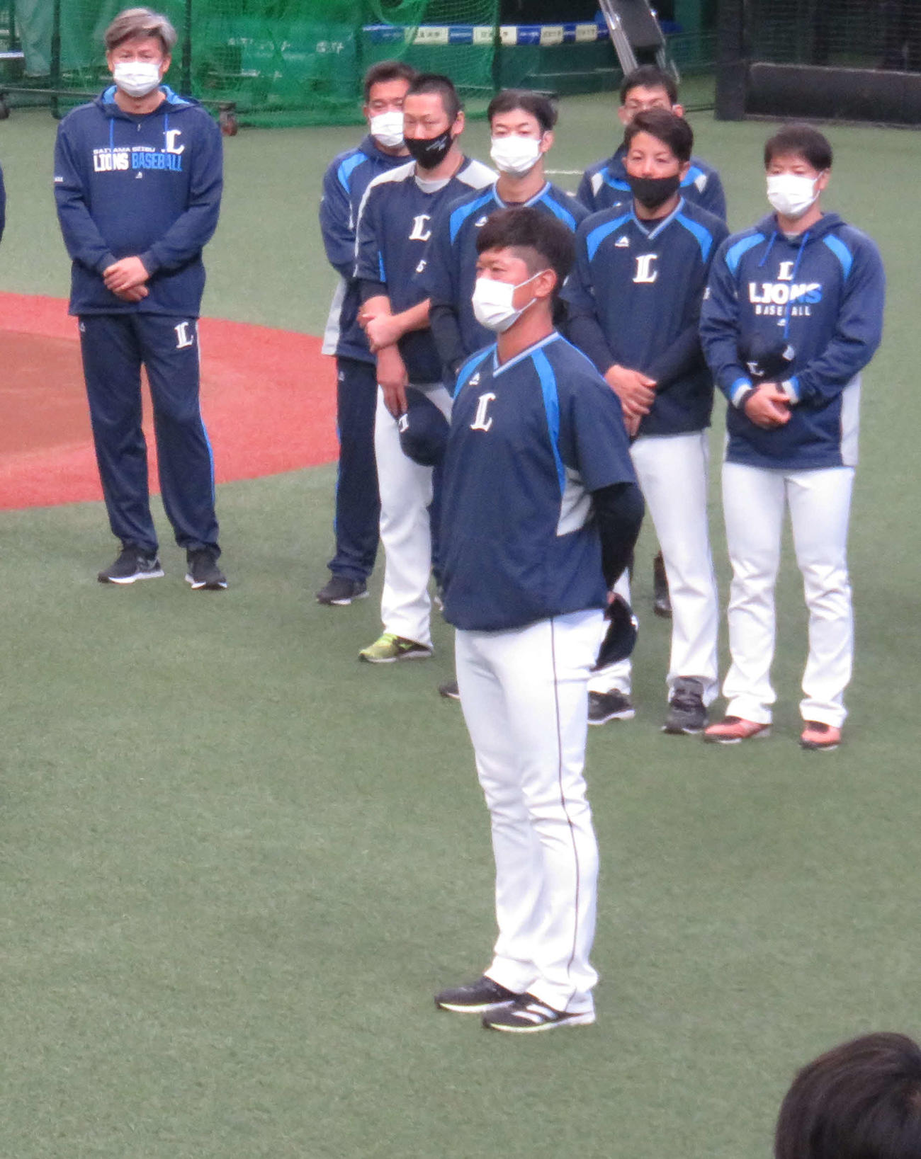 円陣であいさつする西武内海兼任コーチ（手前）