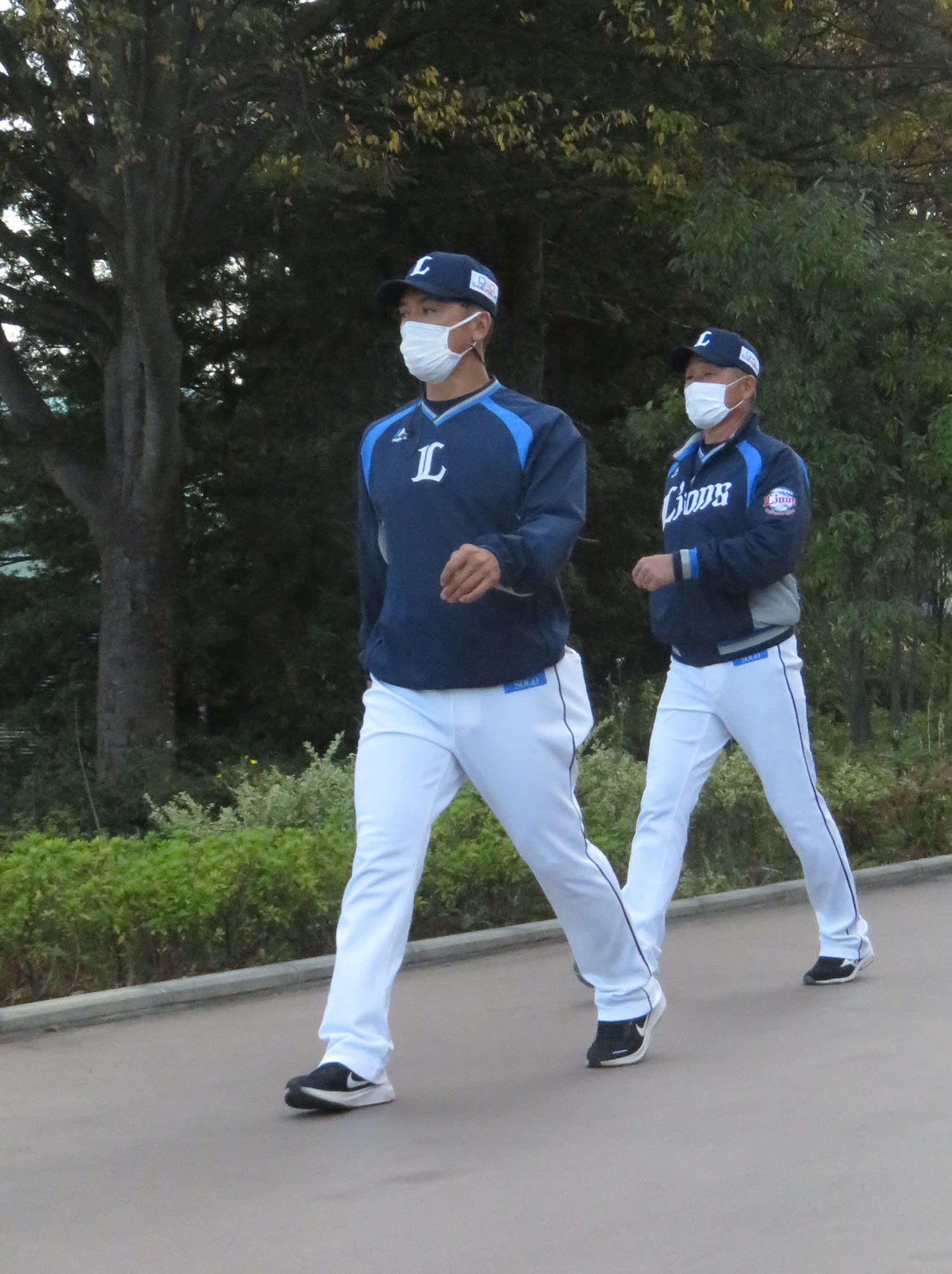 施設内を移動する西武辻監督（右）と松井ヘッドコーチ