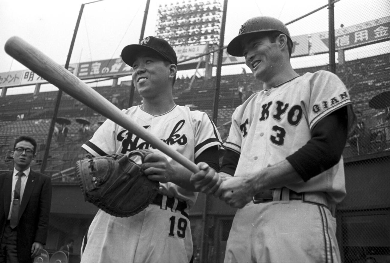 61年10月、日本シリーズの前日練習で南海野村（左）と笑顔で記念撮影する巨人長嶋