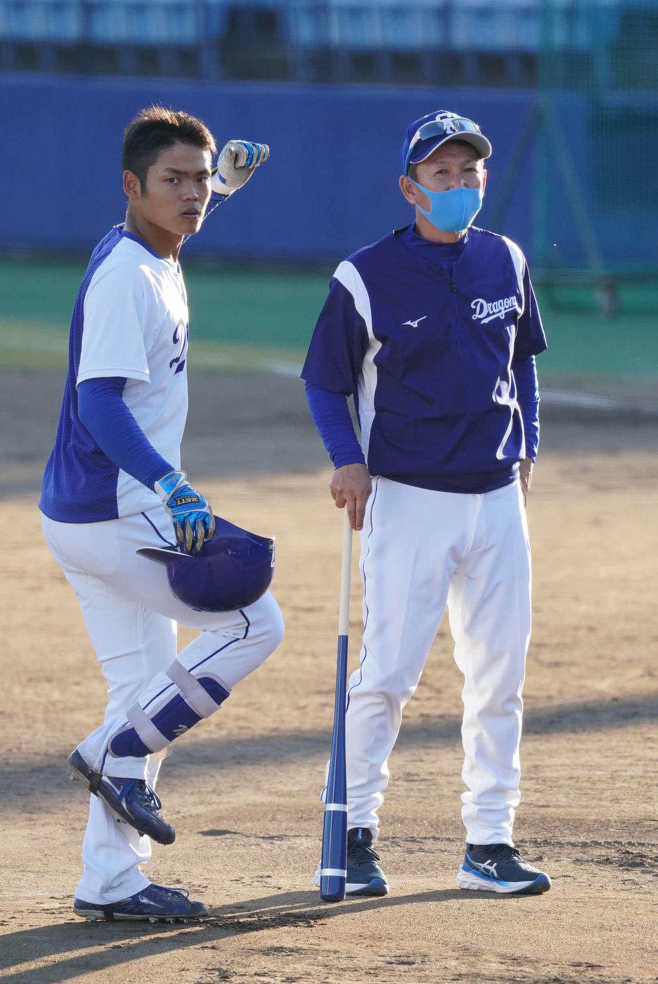 根尾（左）にアドバイスをする立浪監督（撮影・森本幸一）