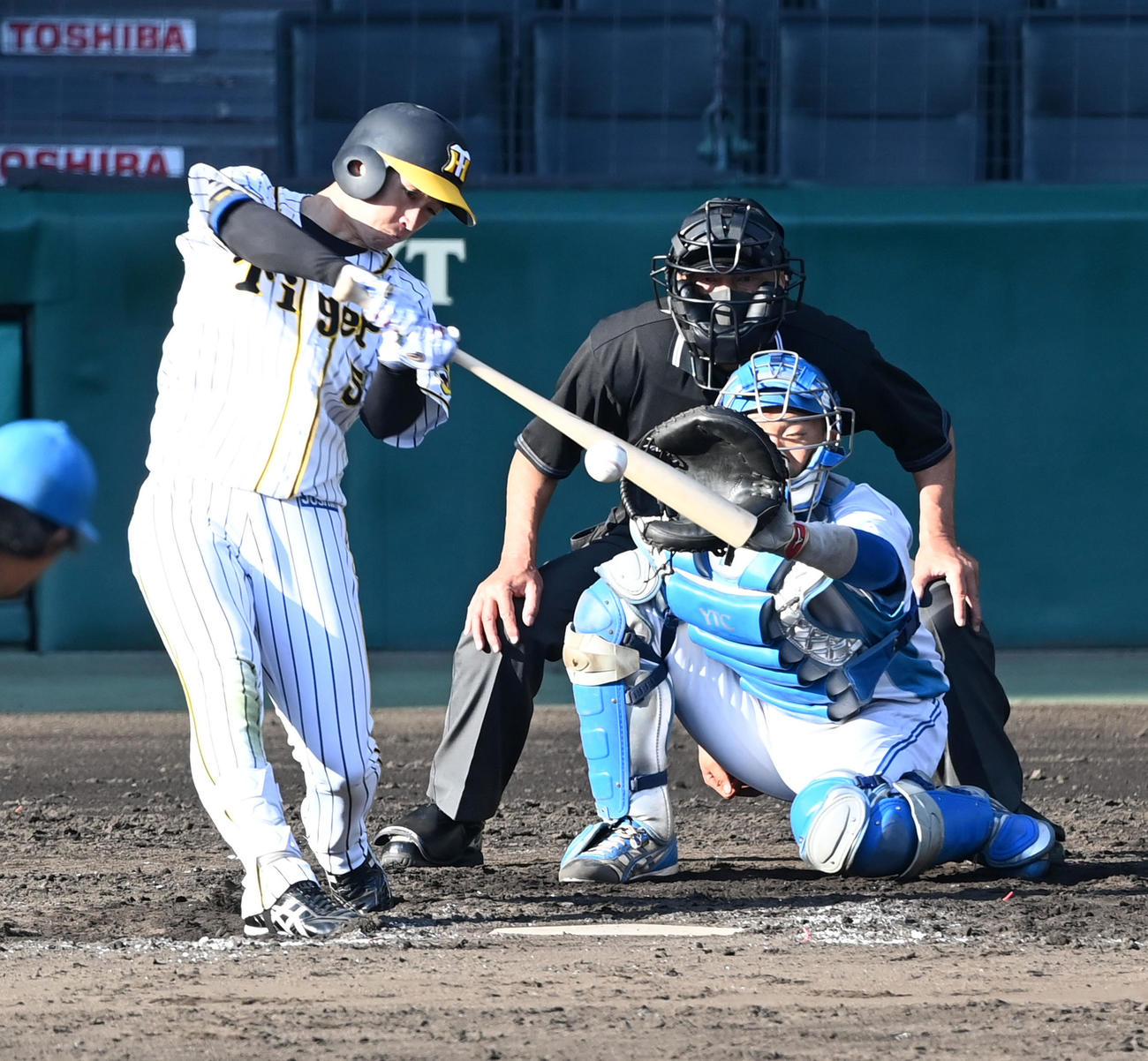 阪神対大和高田クラブ　8回裏阪神無死一塁、近本は右前打を放つ（撮影・前岡正明）