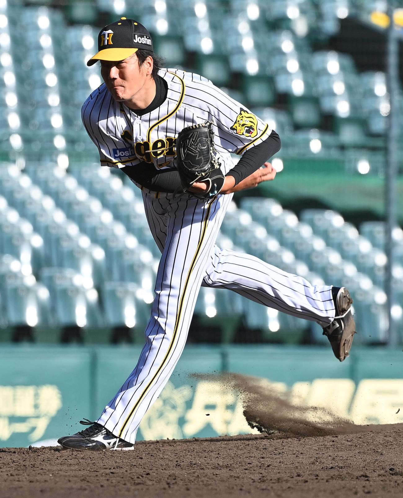 阪神対大和高田クラブ　阪神2番手の小林（撮影・上田博志）