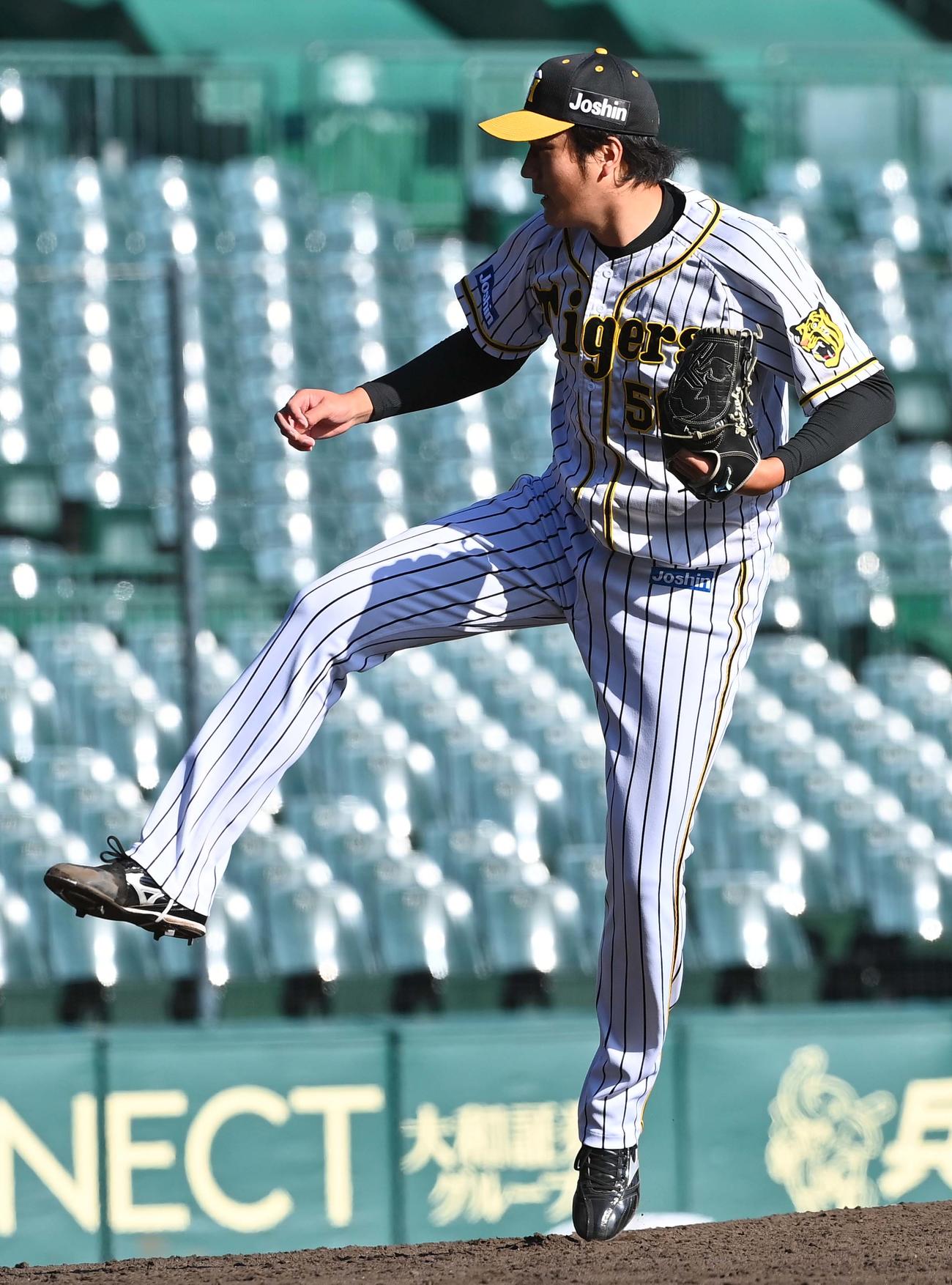 阪神対大和高田クラブ　阪神2番手の小林（撮影・上田博志）