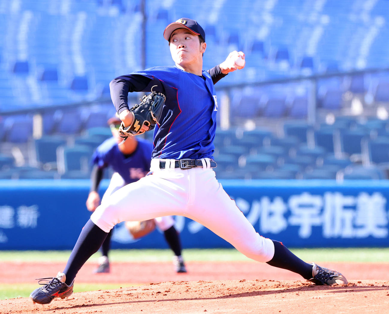 中央学院大対神奈川大　力投する神奈川大先発の渡辺匠（撮影・浅見桂子）