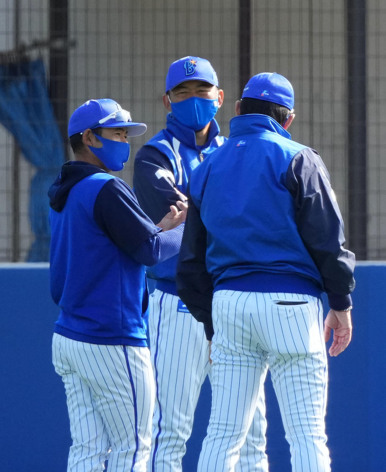 言葉を交わす、左からDeNA仁志2軍監督、斎藤新コーチ、三浦監督（撮影・横山健太）