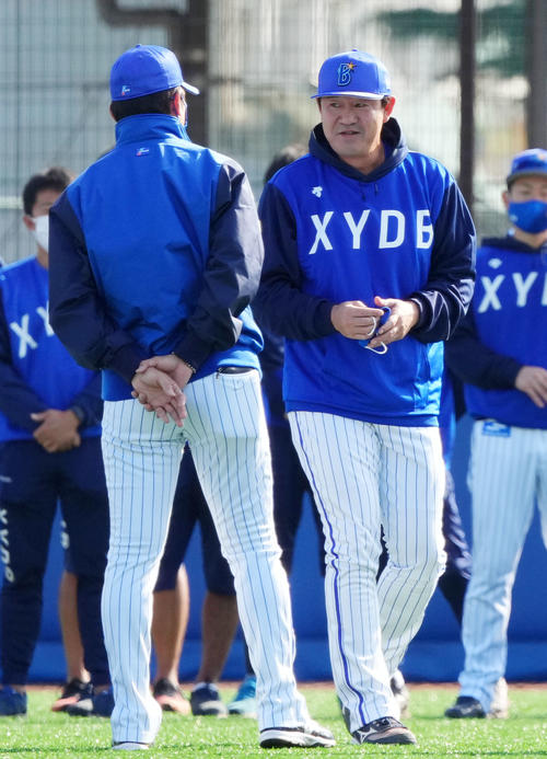 三浦監督「力を貸してください」斎藤隆＆鈴木尚典両コーチへ／秋季トレ