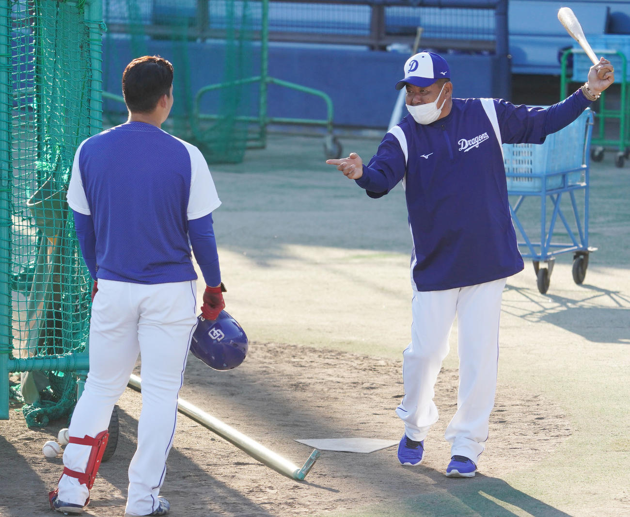 石川昂（左）にアドバイスをする中村紀打撃コーチ（撮影・森本幸一）