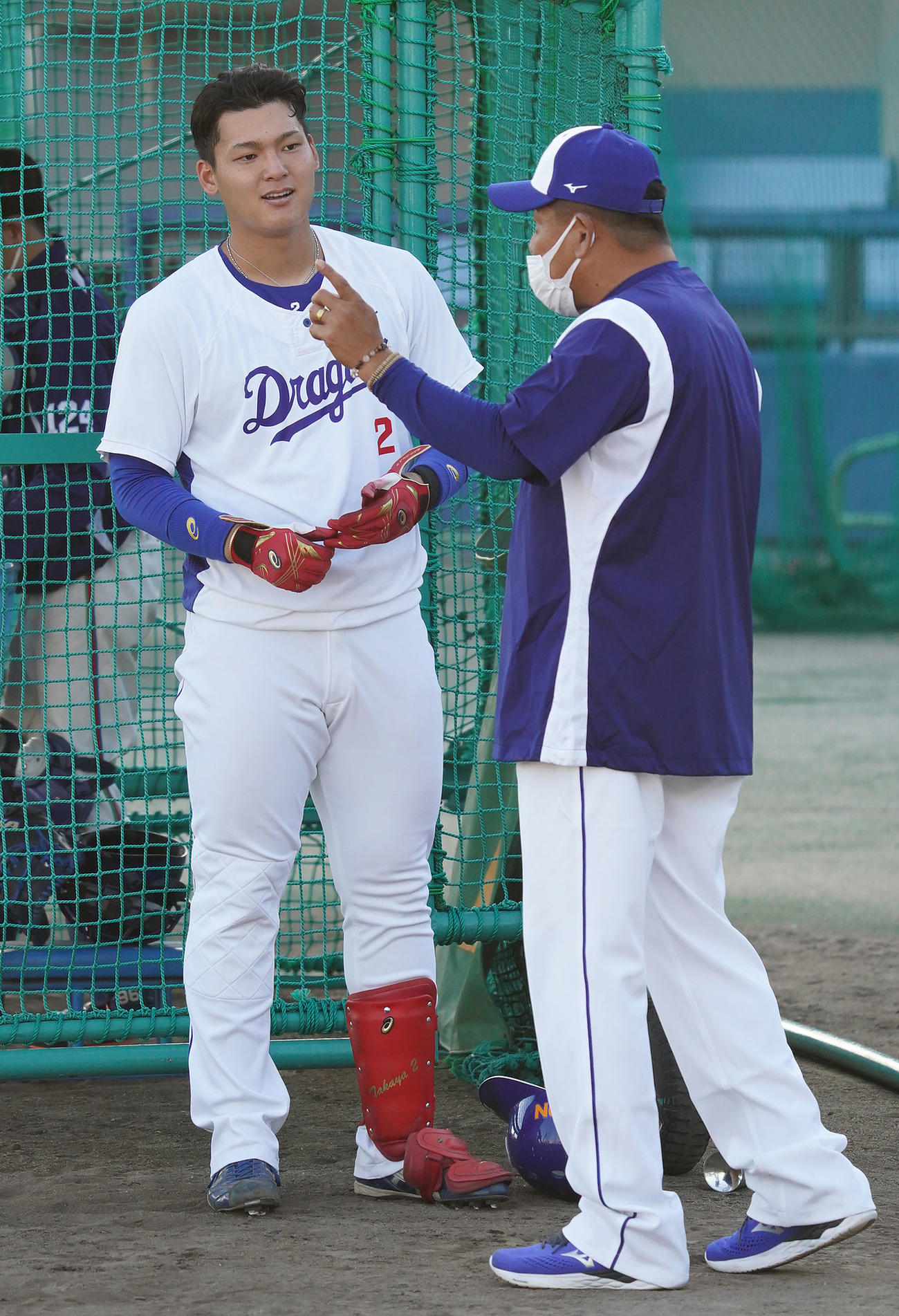 中村紀打撃コーチ（右）のアドバイスを聞く石川昂（撮影・森本幸一）