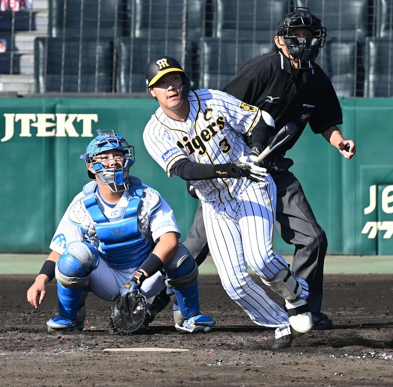 阪神対大和高田クラブ　4回裏阪神2死一塁、大山は適時二塁打を放つ（撮影・前岡正明）