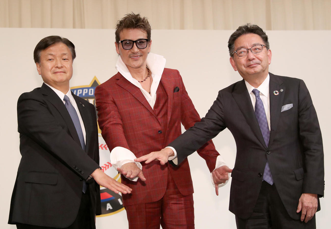 就任会見を終え記念撮影をする日本ハムの、左から畑オーナー、新庄新監督、川村球団社長（撮影・佐藤翔太）