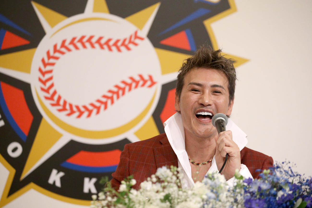 就任会見で笑顔を見せる日本ハム新庄新監督（撮影・佐藤翔太）