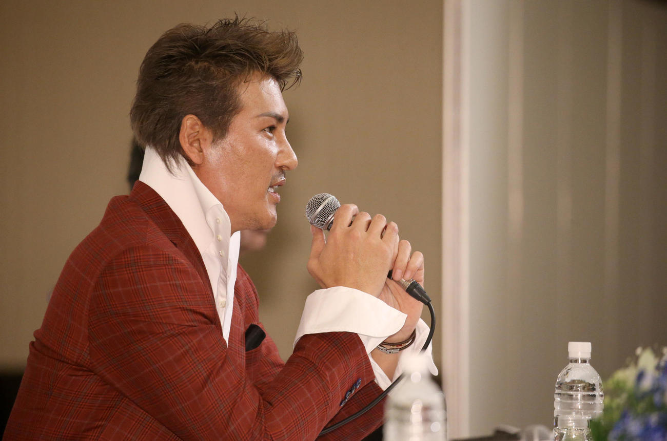 就任会見に臨む日本ハム新庄新監督（撮影・佐藤翔太）