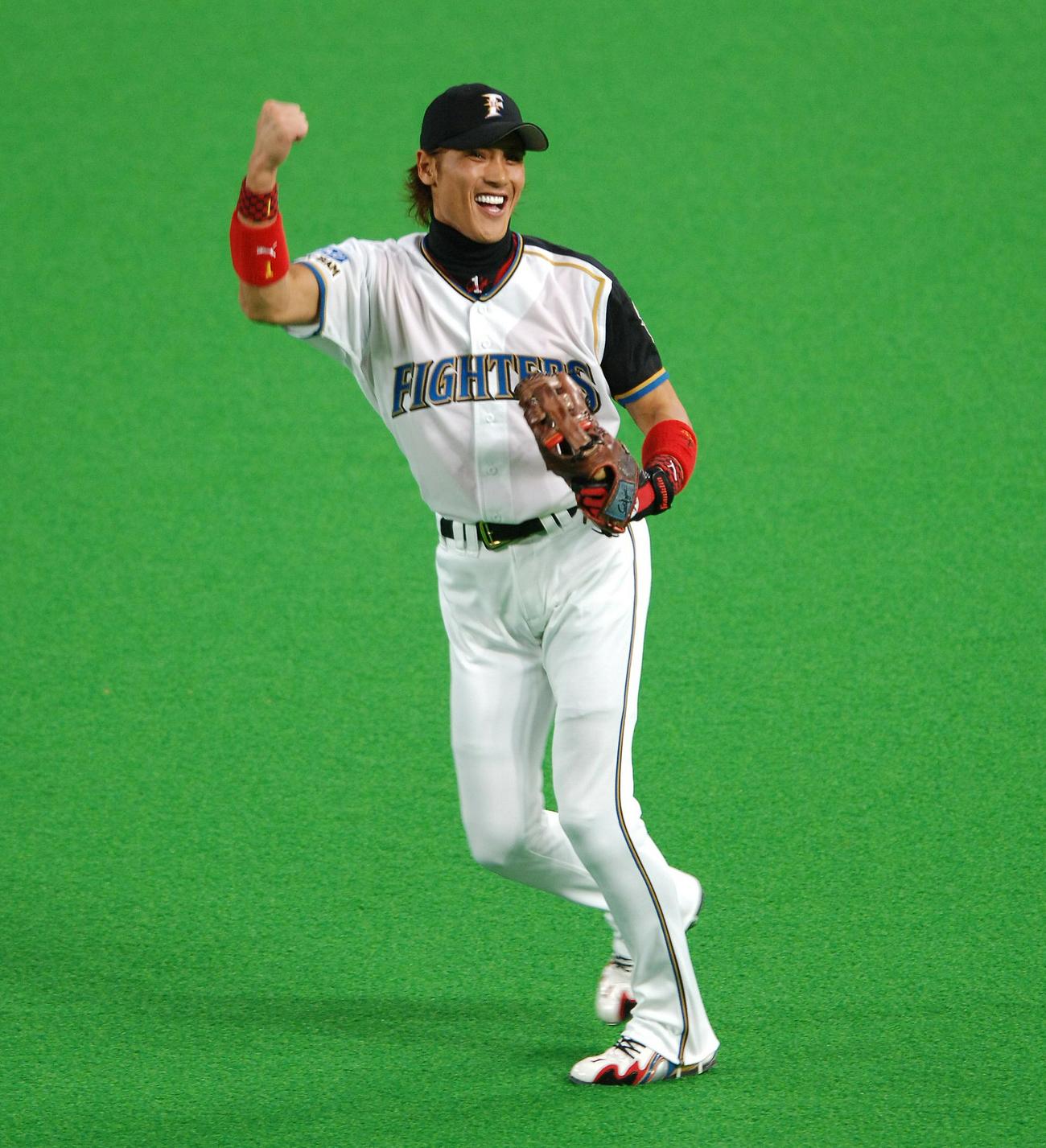 ファンに向かってガッツポーズをする日本ハム新庄剛志（2006年10月11日）