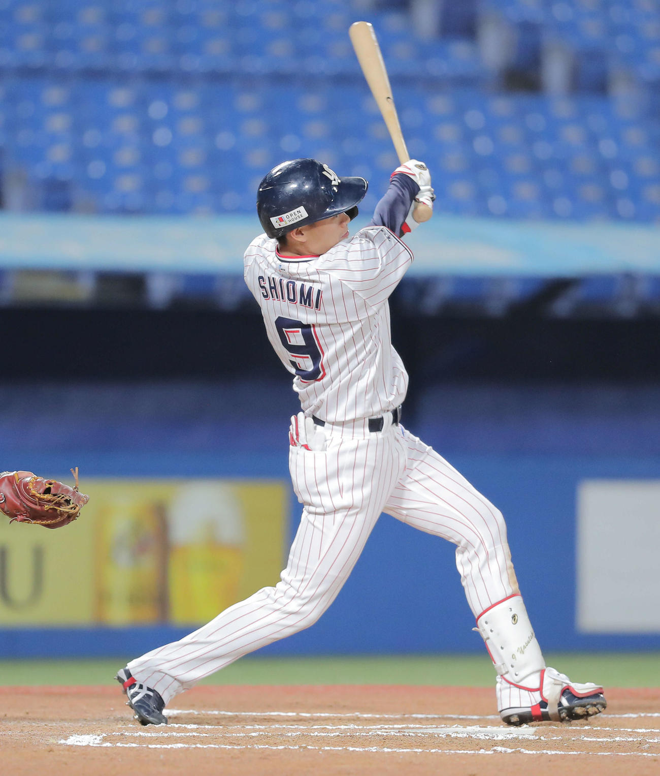 ヤクルト対ENEOS 6回裏ヤクルト2死、左前打を放つ塩見（撮影・河田真司）
