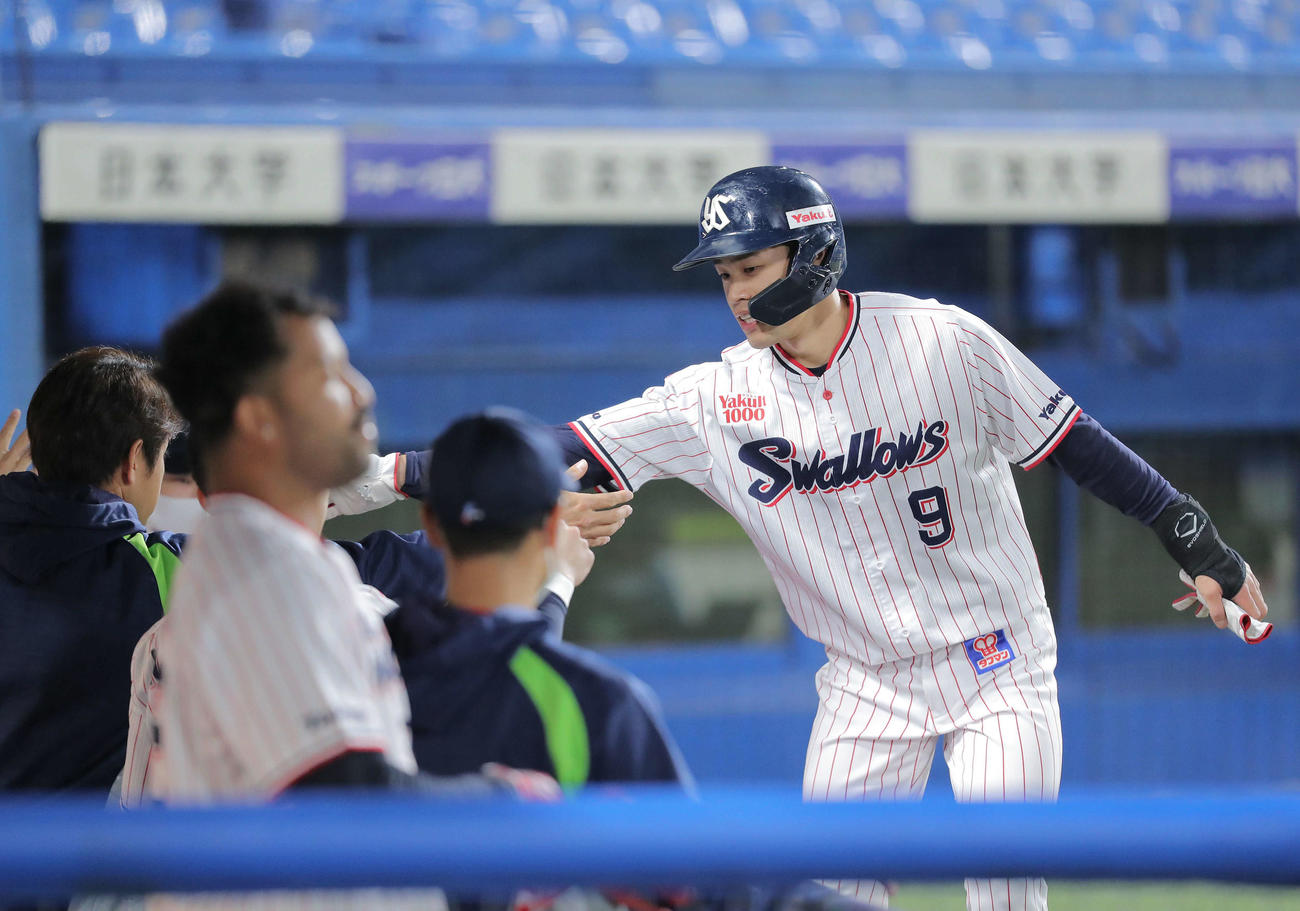 ヤクルト対ENEOS 1回裏ヤクルト1死三塁、宮本の先制適時打で生還する塩見（撮影・河田真司）