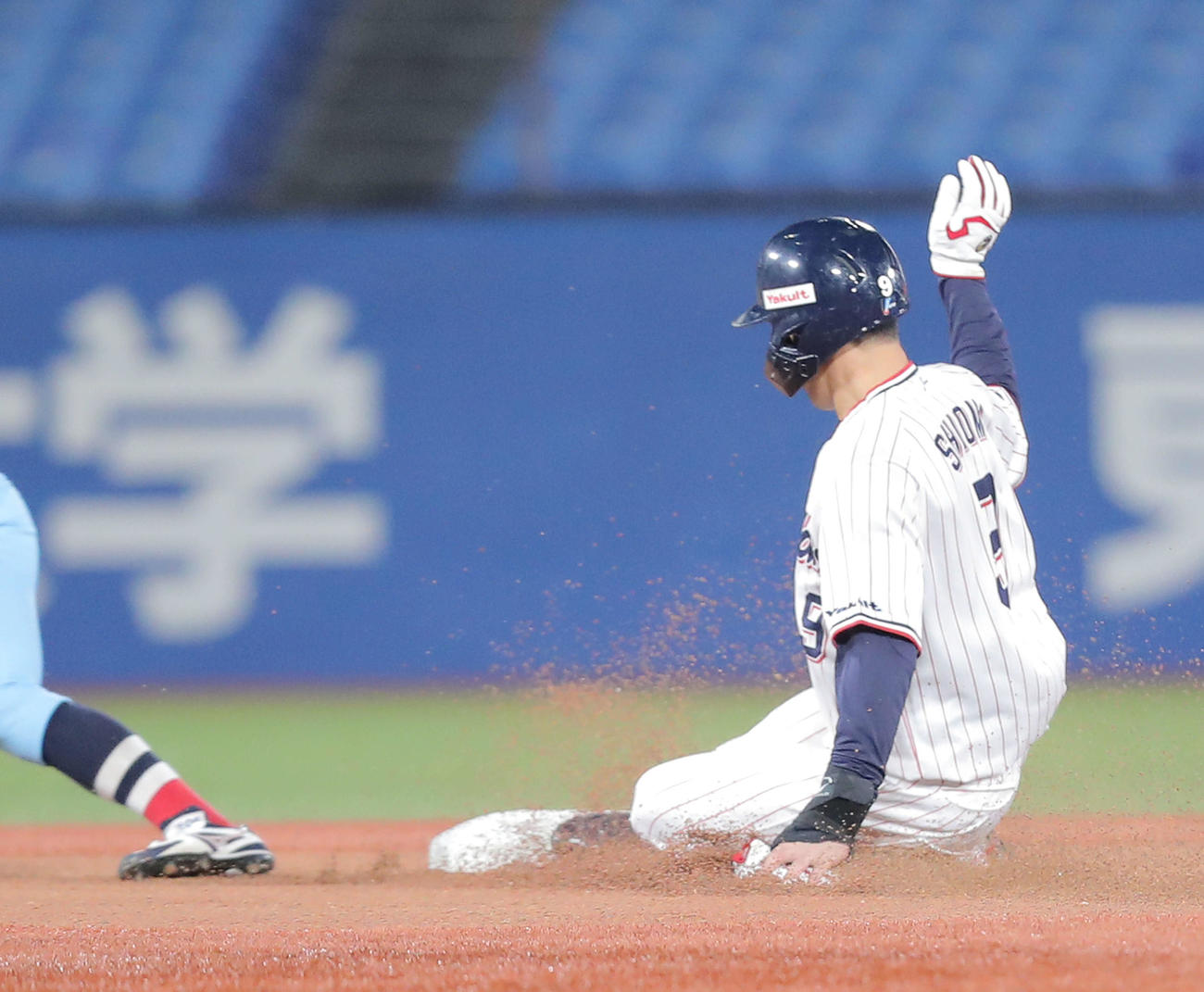 ヤクルト対ENEOS 1回裏ヤクルト無死一塁、二盗を決める塩見（撮影・河田真司）