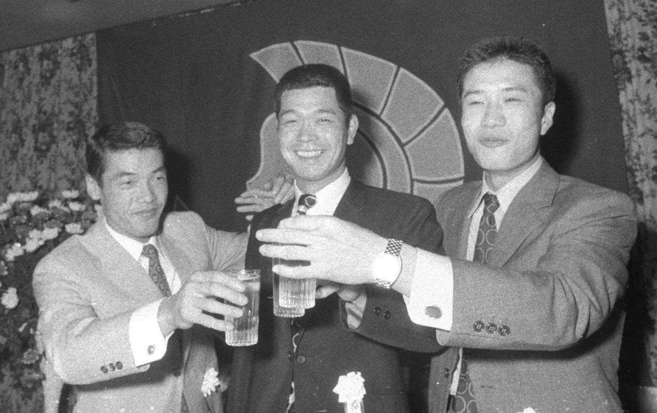 71年、リーグ優勝祝賀会で乾杯する左から福本豊、加藤秀司、山田久志