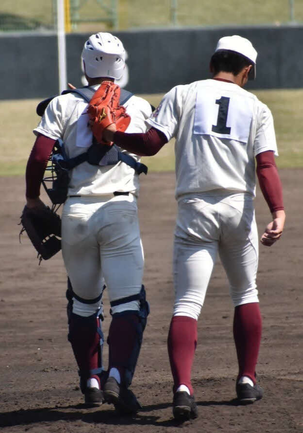 高知高時代、吉岡七斗の背中をたたく森木大智（右）（吉岡七斗提供）