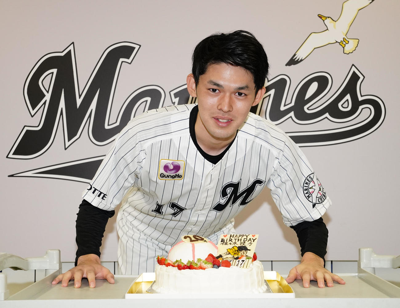 会見を終えたロッテ佐々木朗は報道陣から贈られた2日遅れの誕生日ケーキに笑顔を見せる