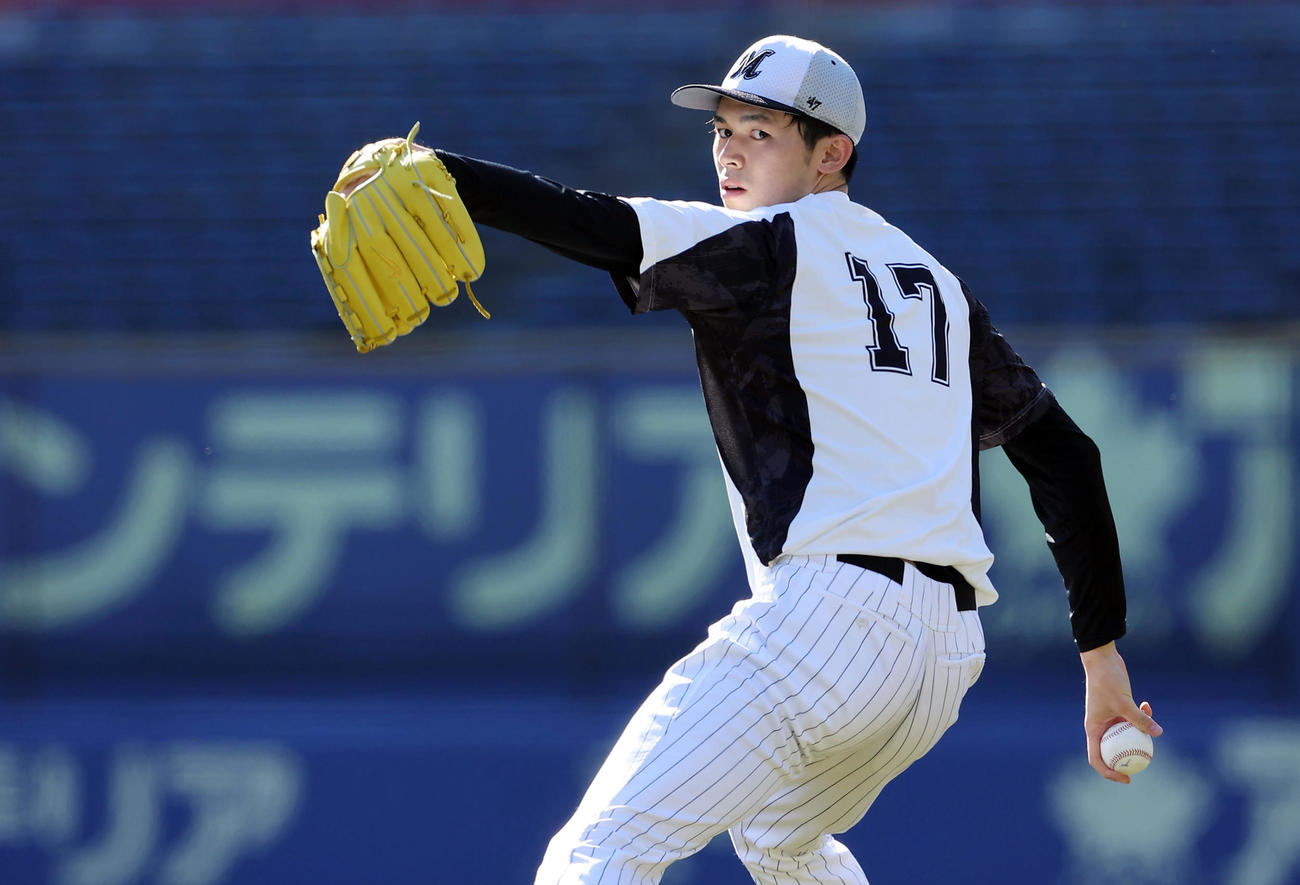 鋭い表情で投球練習を行うロッテ佐々木朗（撮影・垰建太）