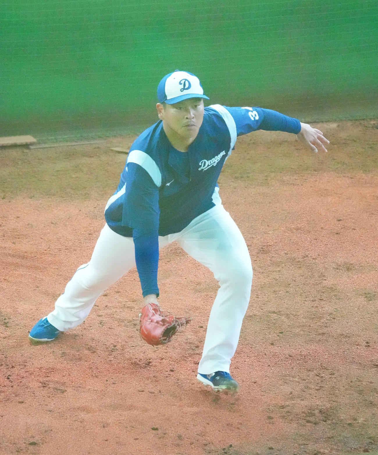 4日の中日秋季キャンプ　ノックを受ける福敬登（撮影・森本幸一）