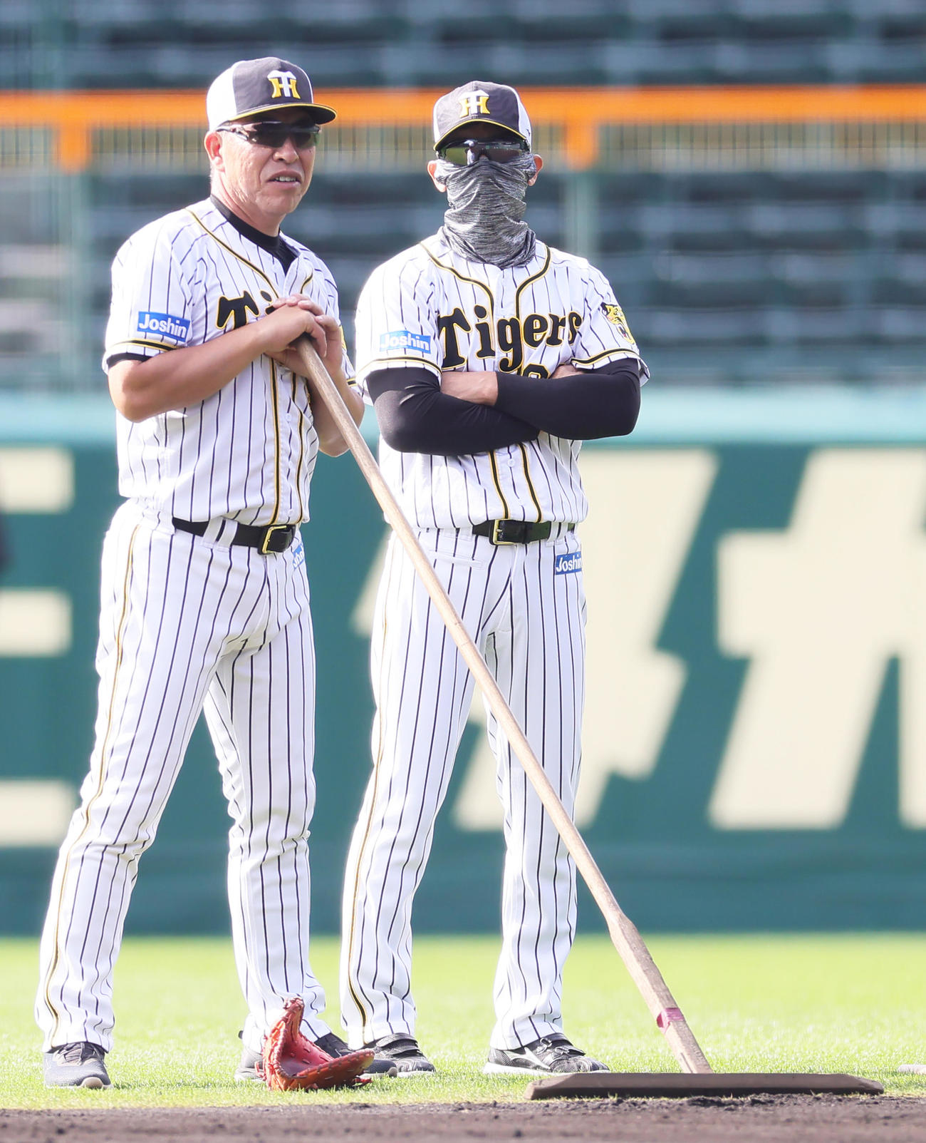 練習を見つめる阪神の矢野監督（右）と井上コーチ（撮影・足立雅史）
