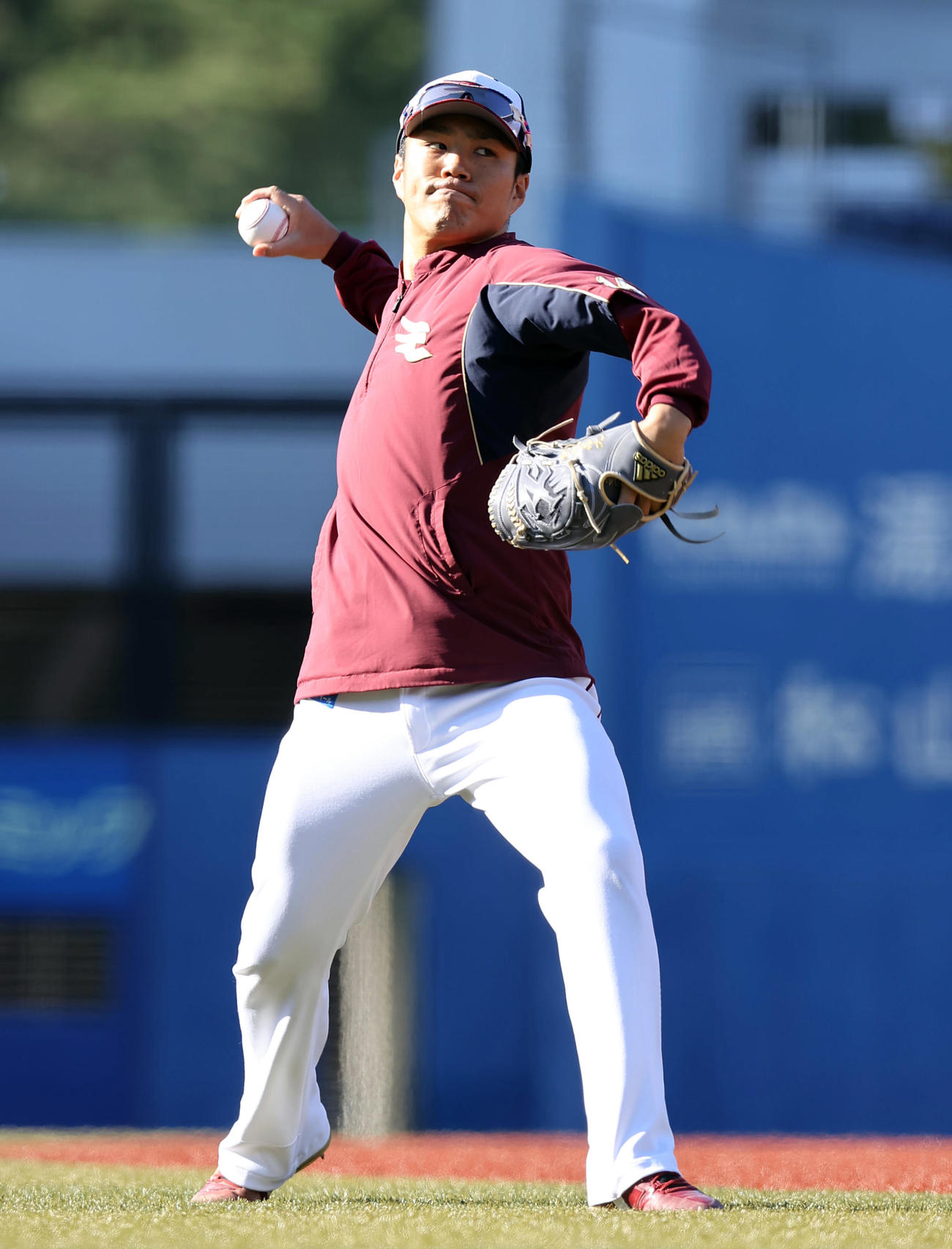 投球練習を行う楽天則本昂（撮影・垰建太）