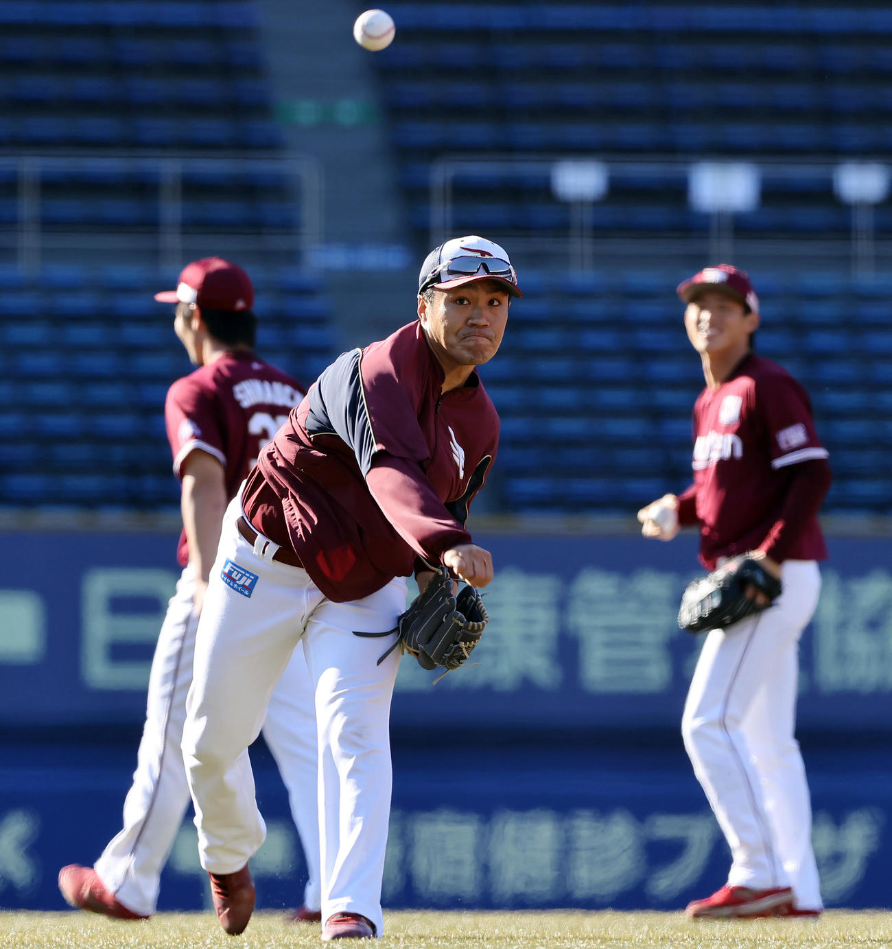 投球練習を行う楽天則本昂（撮影・垰建太）