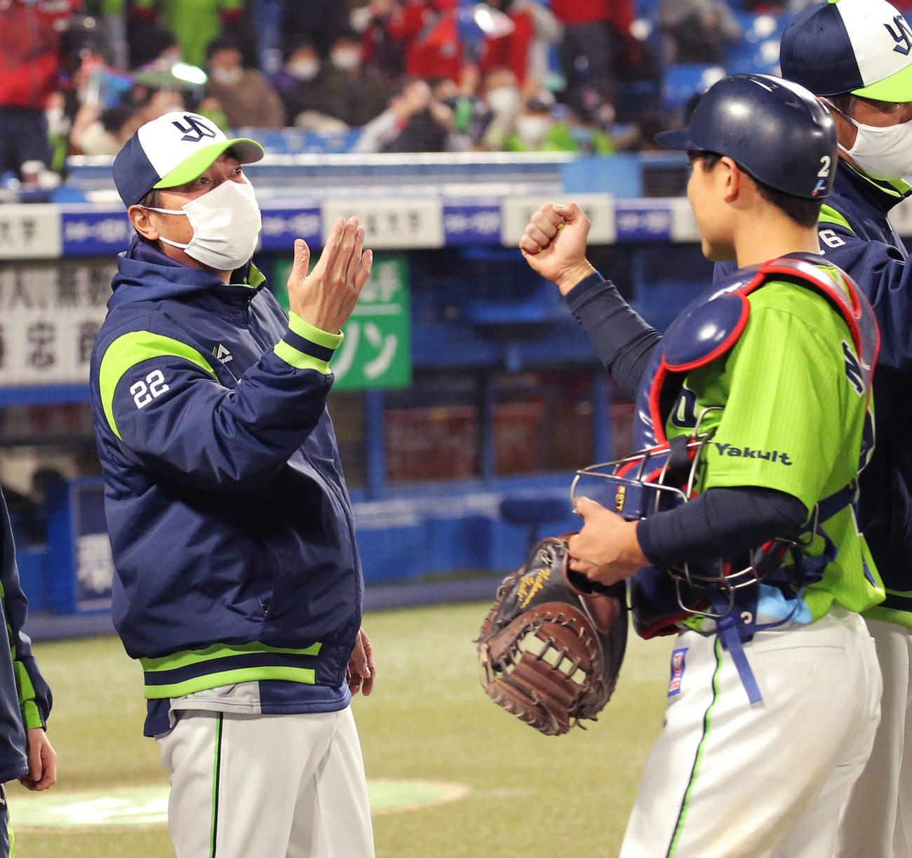 中村（右）ら選手たちを迎える高津監督（2021年4月7日撮影）