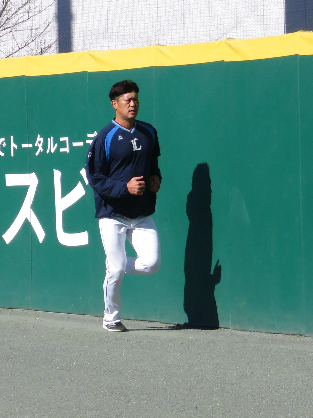 黙々と走り込む西武内海投手兼投手コーチ
