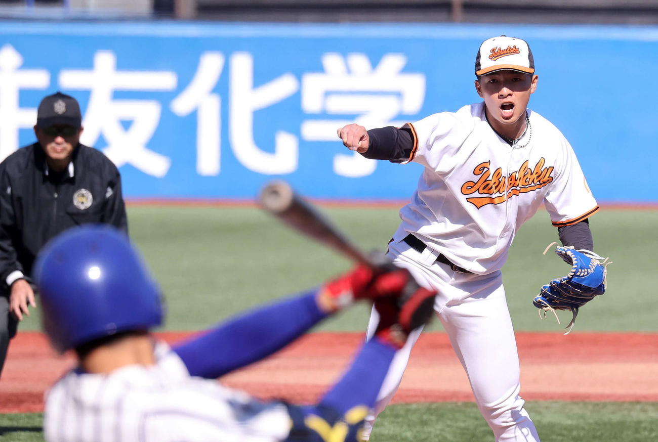 拓大対立正大　1回裏立正大2死一、三塁、前田（左）から三振を奪い雄たけびを上げる拓大・川船（撮影・鈴木正人）