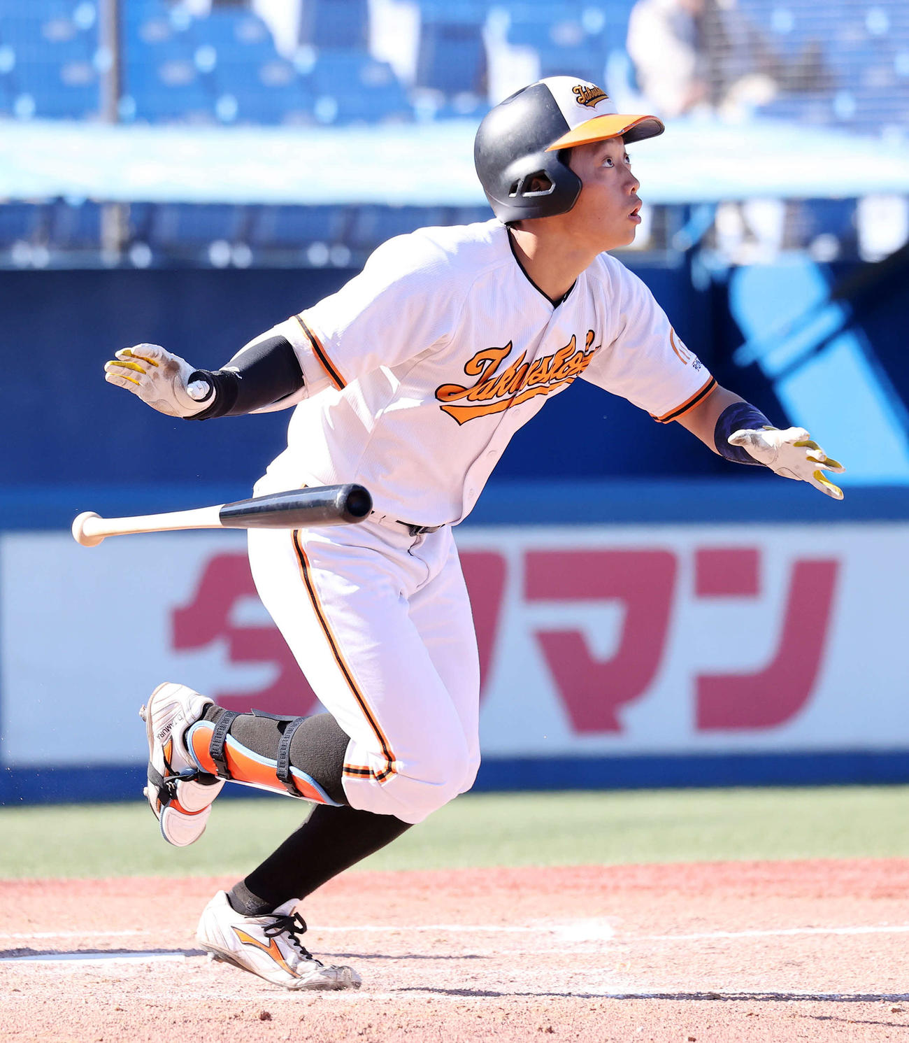 拓大対立正大　6回表拓大1死、田村は右越え本塁打を放つ（撮影・鈴木正人）