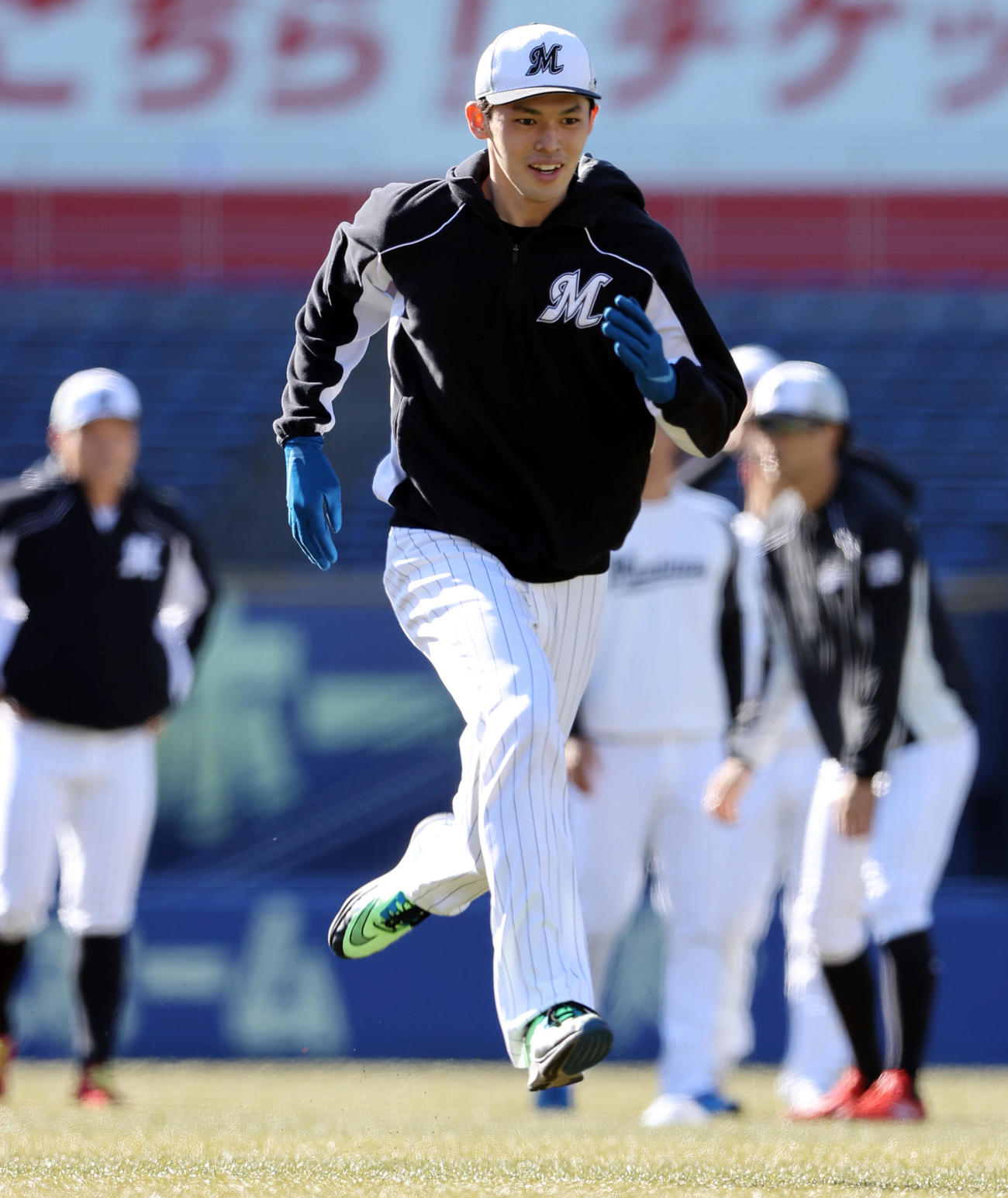 リラックスした表情で練習に臨むロッテ佐々木朗（撮影・垰建太）