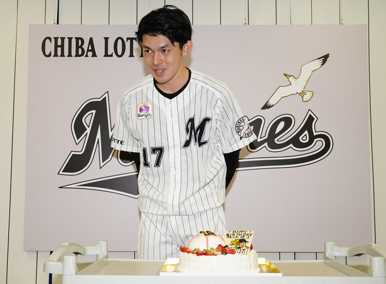 会見を終えたロッテ佐々木朗は報道陣から贈られた2日遅れの誕生日ケーキに笑顔を見せる