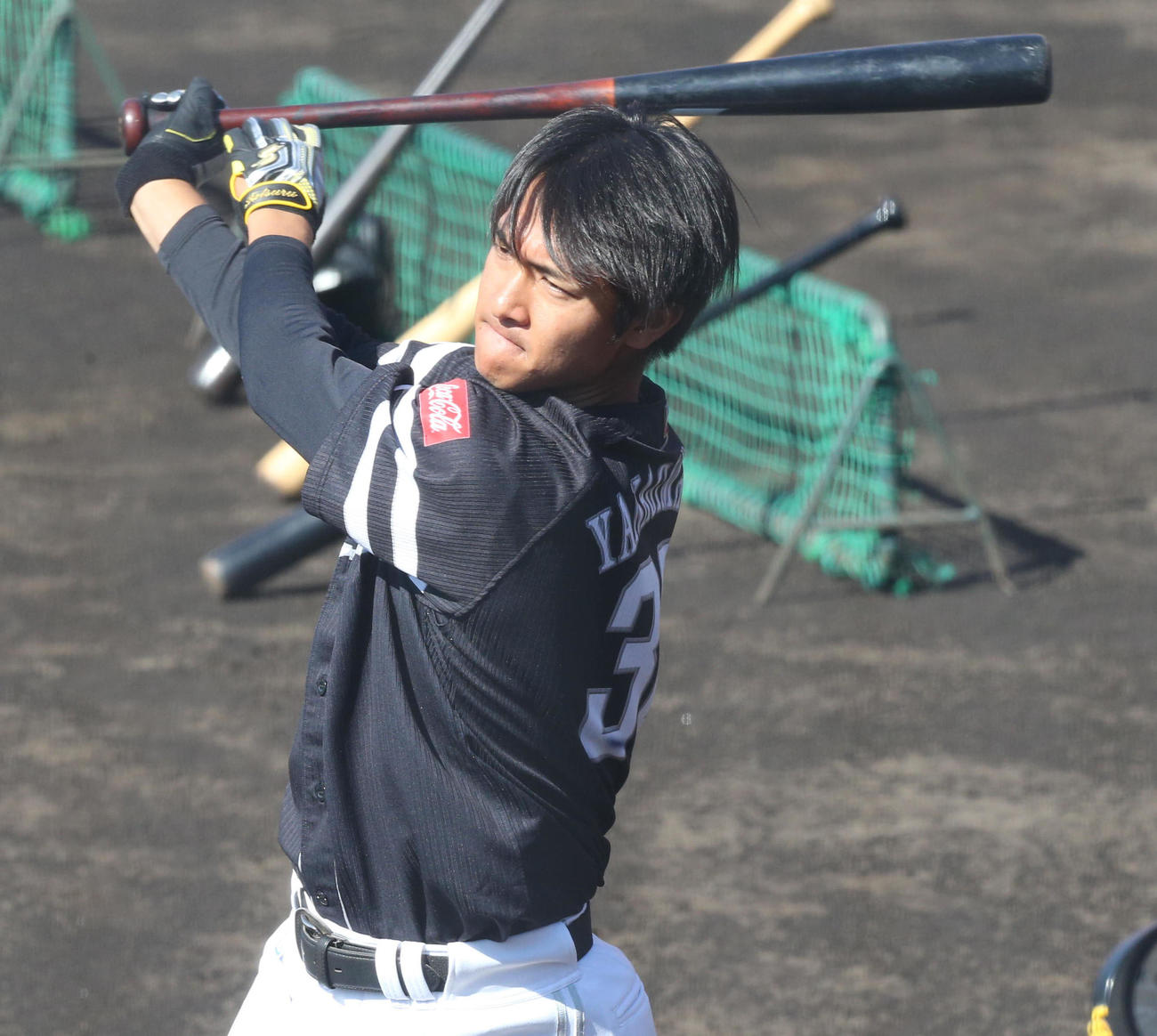 打撃練習を行う柳町達（撮影・梅根麻紀）