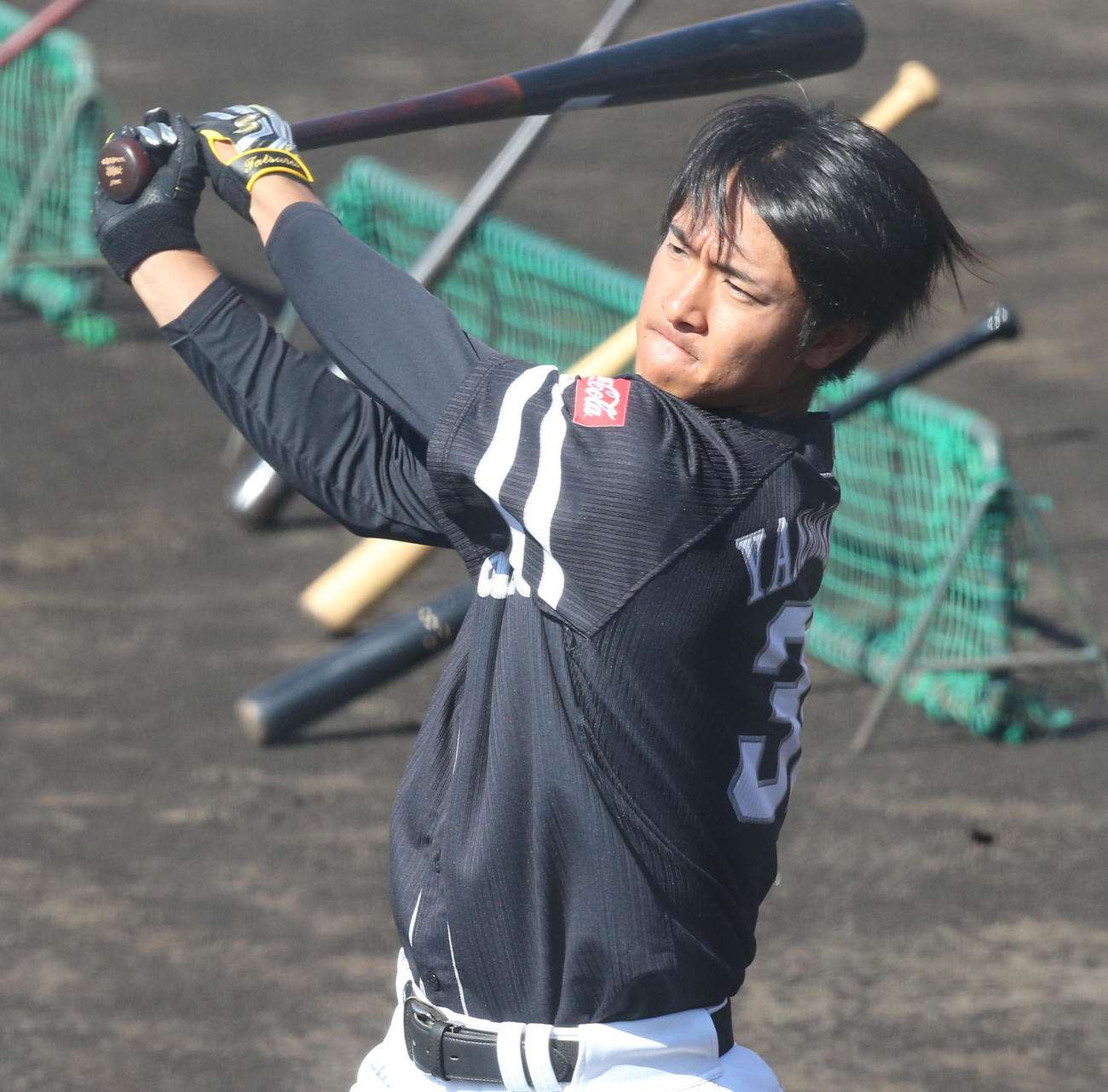 打撃練習を行う柳町達（撮影・梅根麻紀）