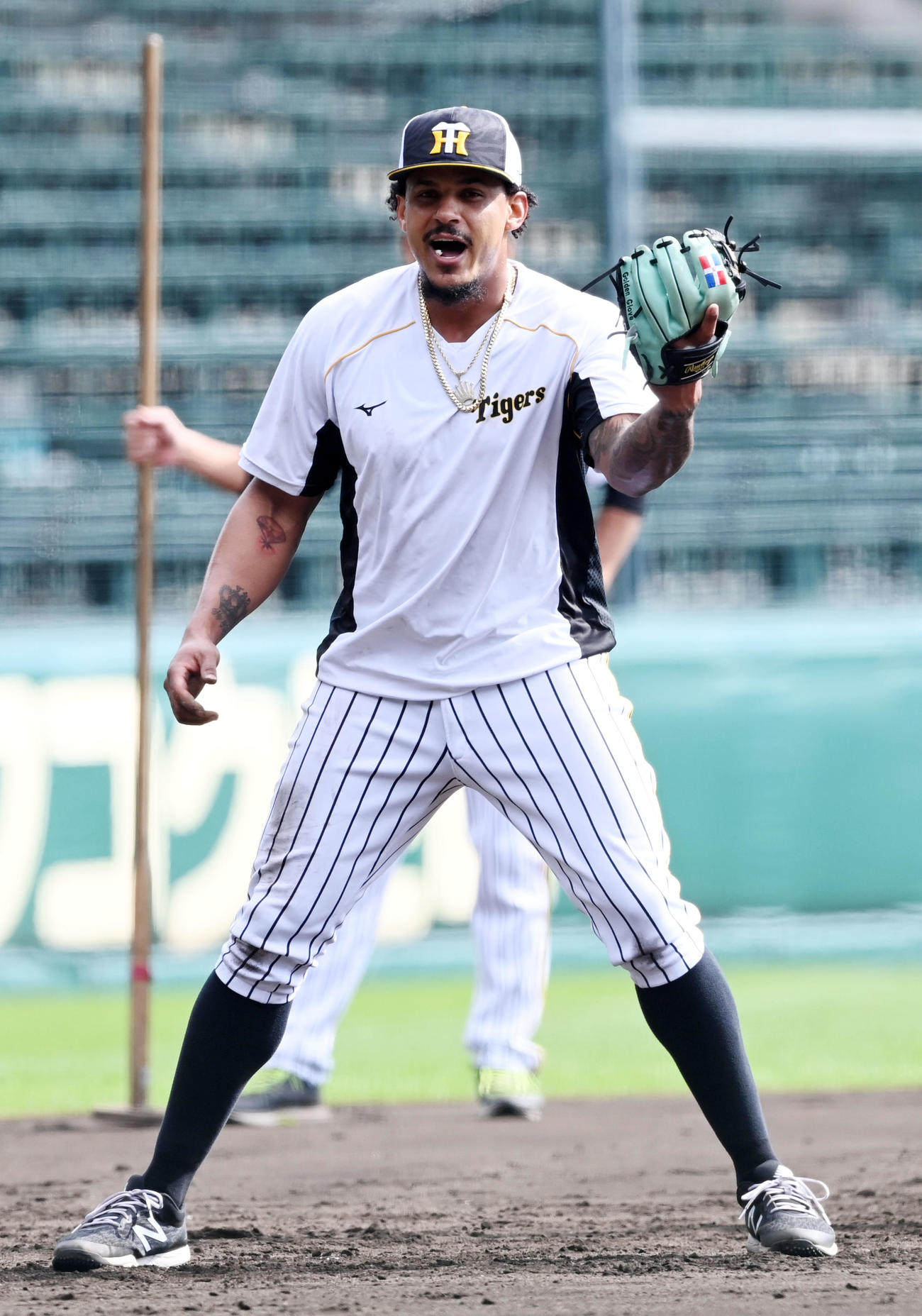 気合の表情でノックを受けるマルテ（撮影・前岡正明）