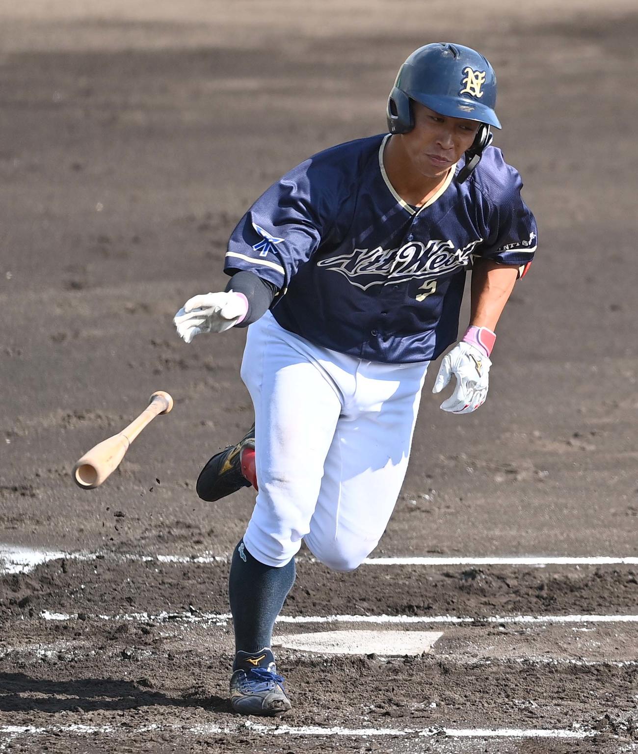 阪神対NTT西日本　2回表NTT西日本1死、四球を選ぶNTT西日本・野村（撮影・上田博志）