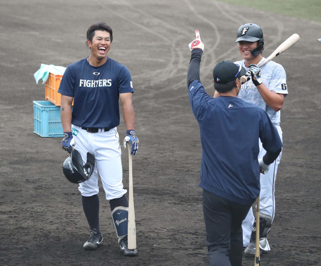 稲葉GM（手前）と笑顔で話す今川（左）（撮影・黒川智章）