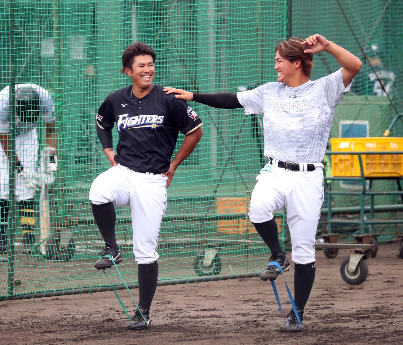 郡（右）と笑顔でトレーニングする今川（撮影・黒川智章）