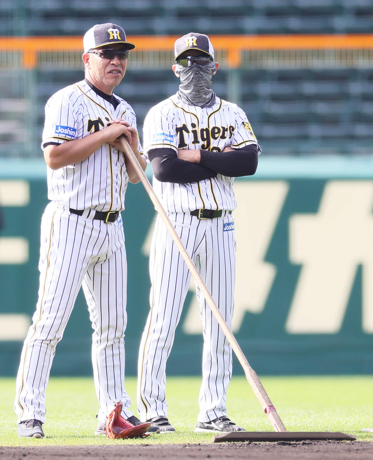 練習を見つめる阪神の矢野監督（右）と井上コーチ（撮影・足立雅史）