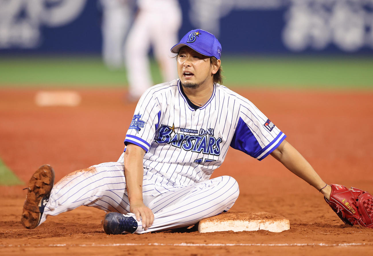 DeNA対オリックス　9回表オリックス2死一、二塁、ベースカバーに入り田中俊の悪送球に飛びついた際に足を痛める三嶋（2021年5月27日撮影）