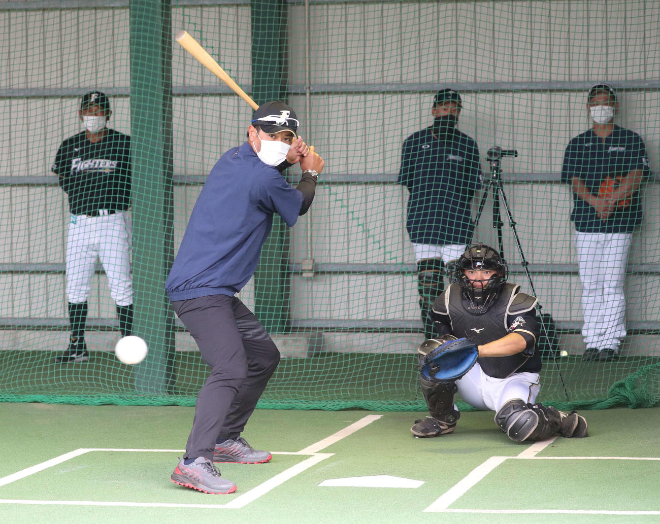 立野の投球で打席に立つ稲葉GM（撮影・黒川智章）