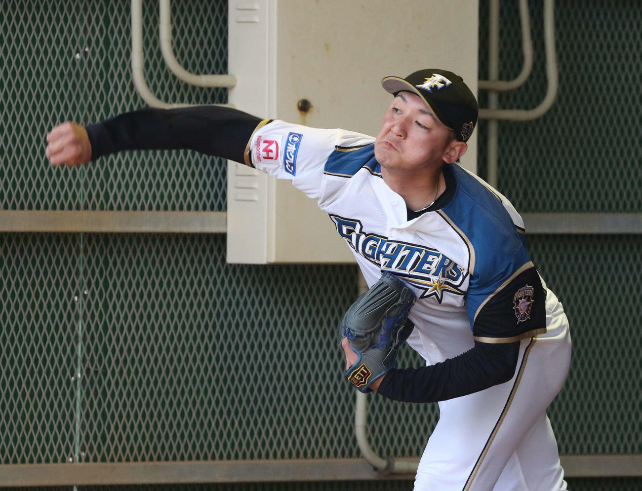 ブルペンで投球する立野（撮影・黒川智章）