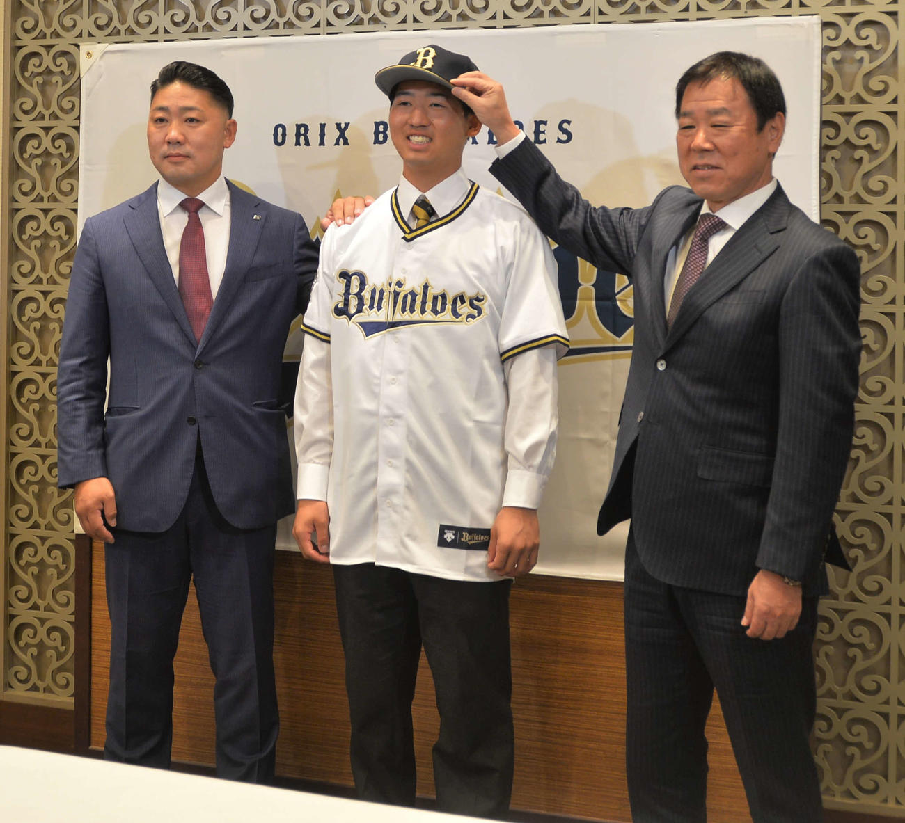 仮契約を終え、笑顔を見せる東北福祉大・椋木蓮（中央）と左はオリックス上村スカウト、右は福良GM（撮影・佐藤究）